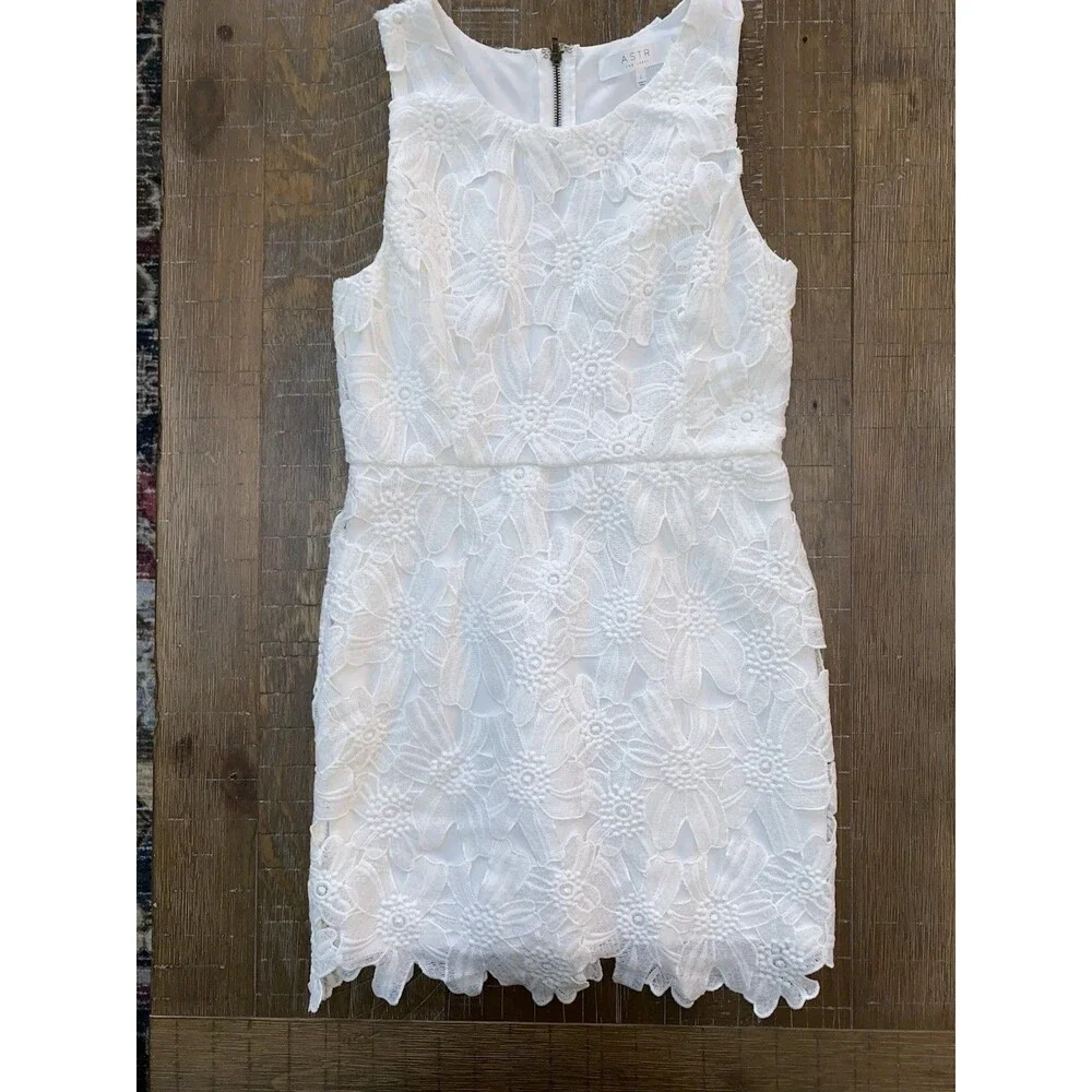 ASTR THE LABEL White Floral Lace Mini Dress Scalloped Hem Bridal Shower Large